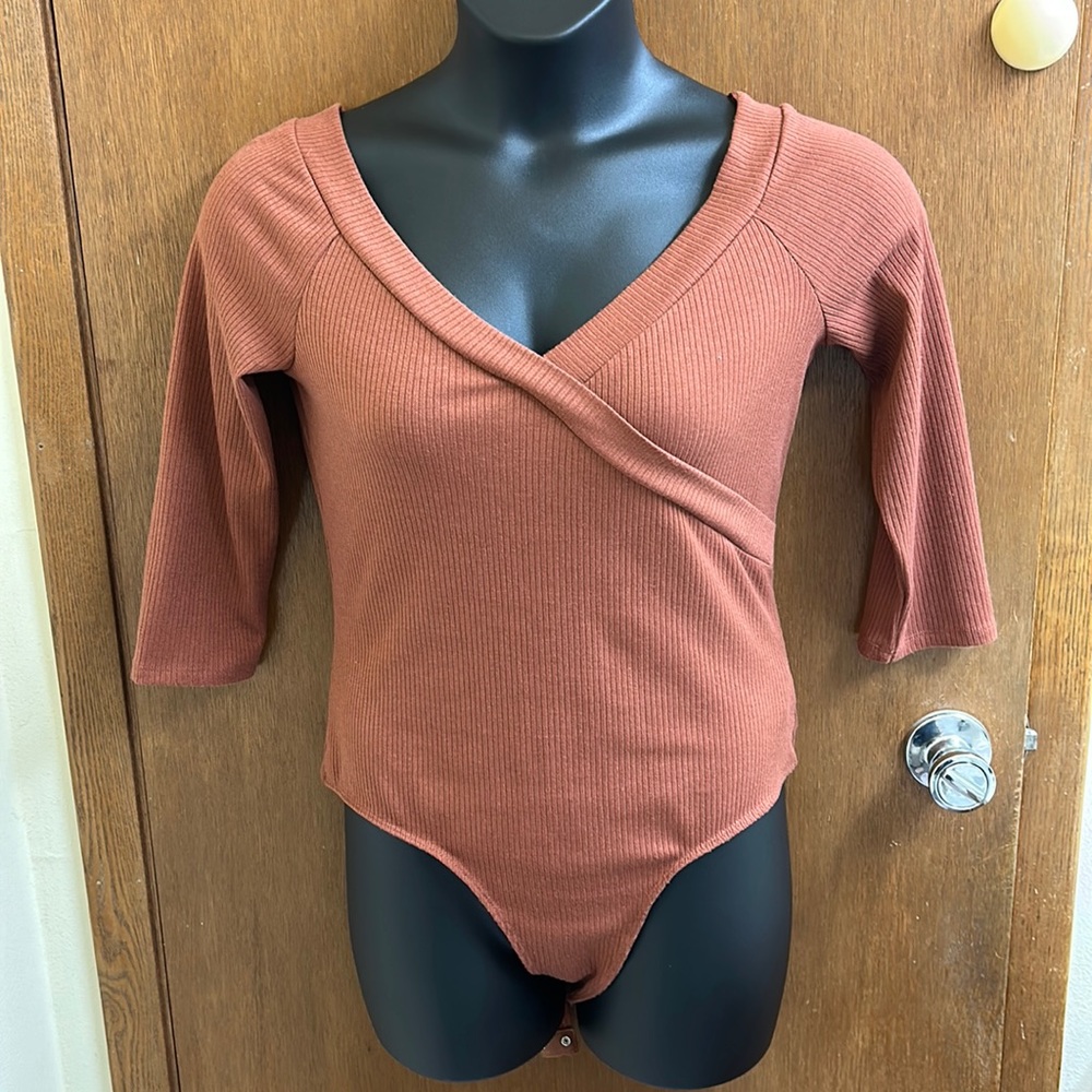 ASTR the Label Rust Orange Ribbed 3/4 Sleeve Bodysuit XL